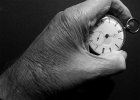 Linus Geisler: Zeit - Hand mit Uhr